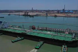 来自中东的首艘超大型油轮抵港，中科炼化预计7月底全面投产图片