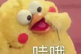 尴尬！胖姑娘在楼上摔了一跤，楼下大伯家吊灯被震碎……图片