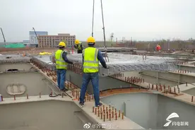 济南“大东环”跨经十东路大桥钢箱梁吊装完成图片