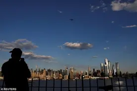 3架美飞机低空飞过纽约，致敬医务人员，网友却想起911图片
