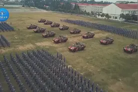 新装备入列！空降兵列装轮式装甲车图片