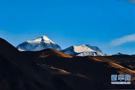 珠峰夕照图片