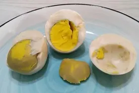 煮熟蛋黄上的青黑色膜能致癌？假的，放心食用图片