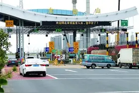 驶入ETC车道不抬杆反添堵 记者调查多原因造成通行不畅图片