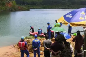 江西三名小学生废矿坑溺亡，家属称无警示、防护视频封面