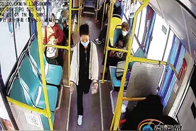 贵州凯里公交车上老人失禁 琼中姑娘吴丹怡默默擦干净图片