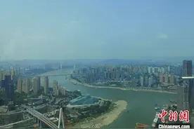 中国西部首条商业步行街解放碑化身“时空立方体”图片