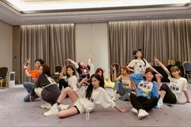 吴宣仪晒火箭少女合体排练照 活力十足图片
