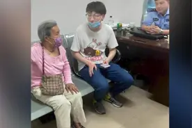 老人捡到包走1公里交给警察：怕失主着急视频封面