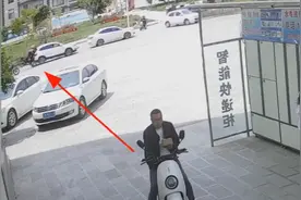 骑太快！七旬老人骑摩托带着老伴，将前方小轿车撞出个大窟窿图片