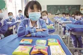 头戴“一米帽”，进门要“抱抱”…… 萌娃返校趣事多图片