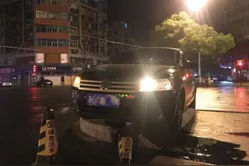 担心的事情真的发生了……底盘刮到马路牙子，油漏了一地图片