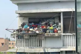 邻居常年捡垃圾楼道恶臭难闻蟑螂常出没，法院判决清空杂物图片