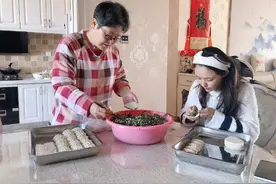 林允陪妈妈包饺子 晒童年母女合照超温馨图片