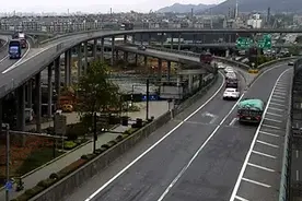 奔驰突然实线变道 旁边货车躲闪不及一头撞上护栏！司机一句话让交警都懵了……图片