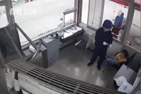 萌娃迷路求助消防员收获三根糖葫芦：我在手机里看过你们灭火图片