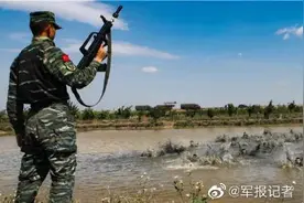 兵哥哥的泥潭训练 隔着屏幕都让人热血沸腾图片