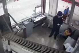 萌娃迷路求助消防员：我在手机里看过你们灭火图片