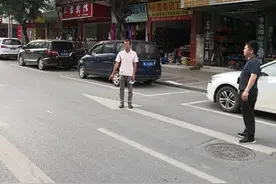广东阳山无号牌摩托车驾驶员冲卡撞伤警务人员，被拘20天并罚款图片