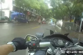 交警骑警用摩托车送孩子上学，怎么回事？图片