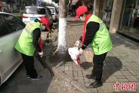宁波“烟头奶奶”一天弯腰100次 最大心愿是早日“下岗”图片