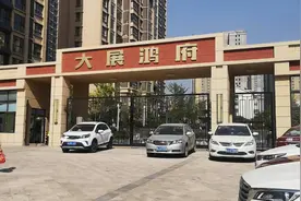 泰安一小区业主停车成难题：车位“只卖不租”，想买车位又没有产权证图片