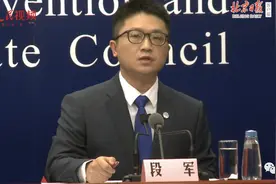 武汉“面容变黑”医生白回来了！照片亮相发布会，对比很明显图片