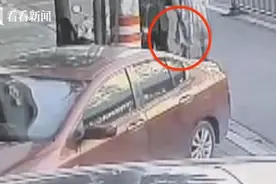 扑通！产妇走在路上孩子掉出来 还好有他们在……图片