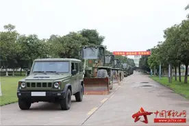 陆军某综合训练基地组织工程机械操作专业单兵综合作业连贯考核图片