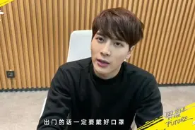 王嘉尔“相信未来”义演献唱《爱》，嘱咐大家注意卫生图片