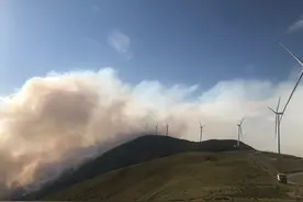 直击凉山山火丨火势继续蔓延 风电设备被浓烟笼罩图片