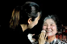 献礼母亲节！女儿做一日化妆师再看看妈妈年轻的模样图片