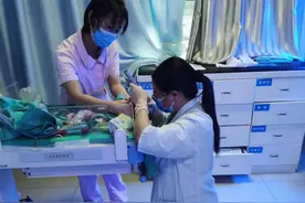怀孕女医生跪地抢救新生儿，“怀着自己的娃救别人的娃”，真美图片