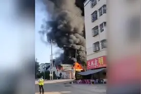 深圳坪山一仓库起火，现场大量黑烟升空，燃烧物多为海绵、塑料视频封面