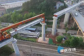 渝怀铁路增建二线湖南段首次实施跨铁路架梁施工图片