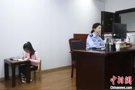 7岁孩子送出的“母亲节礼物”：陪警察妈妈一起加班图片