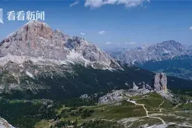 意大利滑雪胜地雪崩 23岁青年被积雪卷下山坡 深埋数十米死亡图片