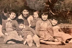 马英九晒60年前姐弟5人与妈妈合照 自曝妈妈夸他“不尿床”图片
