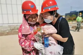 我给妈妈献束花，工地上的母亲节图片