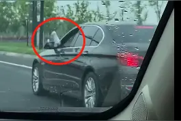 “晒脚”开车？这味儿也太冲了……交警：罚图片