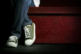 中学生脚痛走不了路，竟是这个错误动作害了他！你可能经常这样做……图片