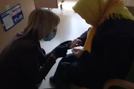 35岁拉脱维亚姑娘，在青浦练塘成了200多位老人的“妈妈”图片