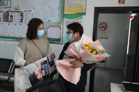 公交调度室内有位最幸福妈妈，“逆行”女儿送来最温馨祝福图片