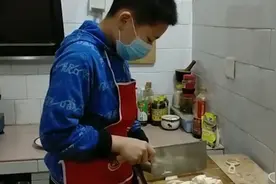 母亲节，小学男生下厨做四菜一汤送妈妈视频封面