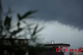 冲上热搜！天空大片震撼上演！广东多地狂风暴雨来袭！划重点：明天雷雨还没完图片