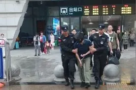 为了2亩地，村民用猎枪杀3人潜逃，78岁老人为受害儿孙曾住桥洞、奔波13年讨回公道图片