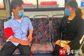 母亲节，他邀请妈妈乘坐自己开的公交车图片