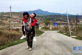 背上的母爱图片