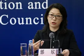 专家提醒：保证每个孩子都能得到与自己身高相匹配的课桌椅图片