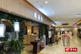 拍到了！这家餐厅厨师疑向炒菜锅吐口水！此前菜里有烟头被顾客要求重做图片